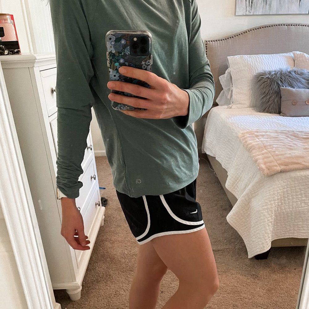 Nike Tempo Shorts Size Small, Black & White